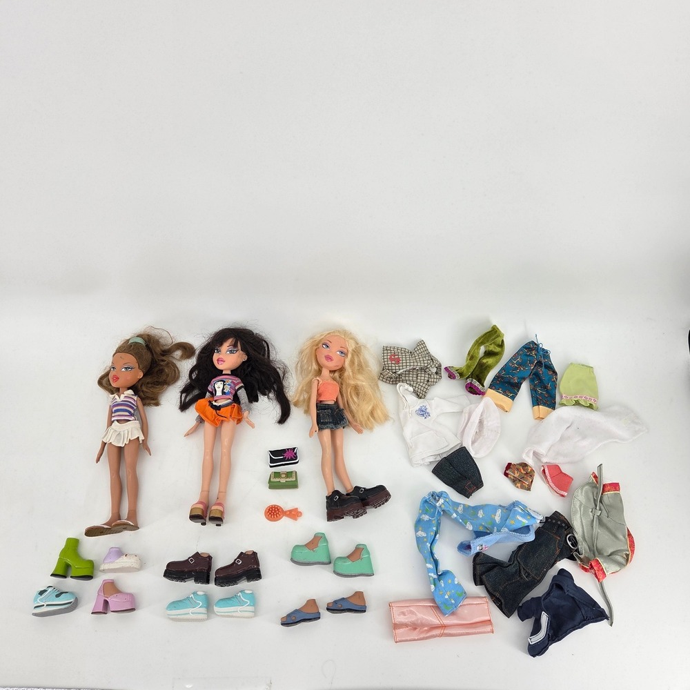 Bratz Doll Lot Fianna Jade Cloe w/ Clothing Shoes Accessories Y2K Vintage Toys